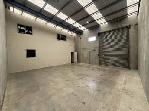 126sqm Tilt Slab Unit with Vacant Possession