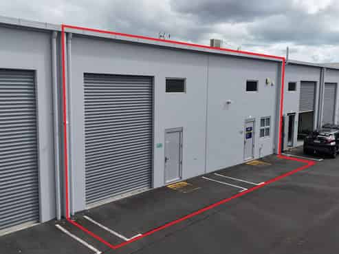 126sqm Tilt Slab Unit with Vacant Possession