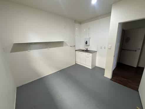 126sqm Tilt Slab Unit with Vacant Possession