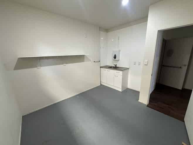 126sqm Tilt Slab Unit with Vacant Possession