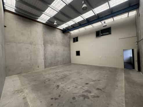 126sqm Tilt Slab Unit with Vacant Possession