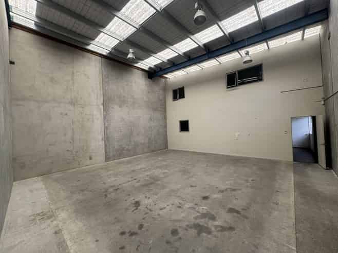 126sqm Tilt Slab Unit with Vacant Possession