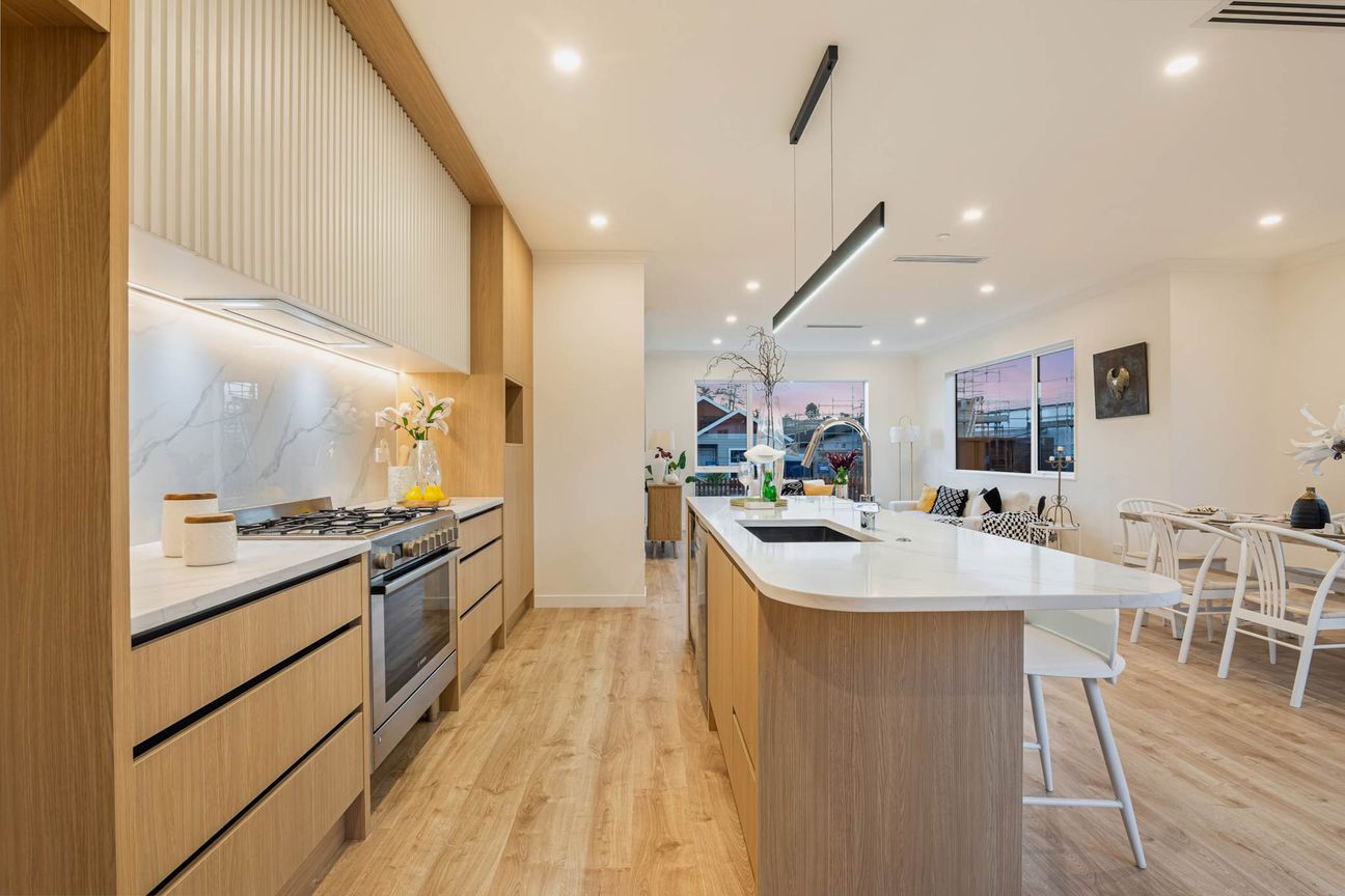 Family Home with Dual Master Comfort - Aanzicht 2