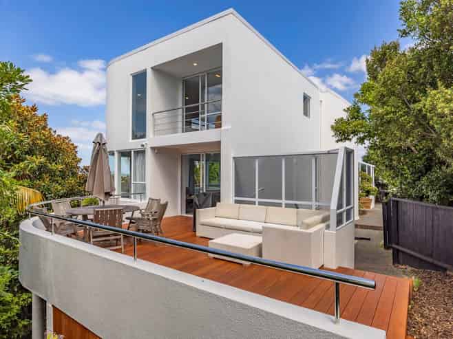 2/36 King Richard Place, Browns Bay