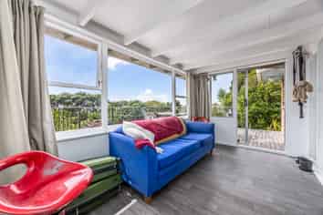 453 Scenic Drive, Waiatarua