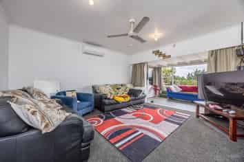 453 Scenic Drive, Waiatarua