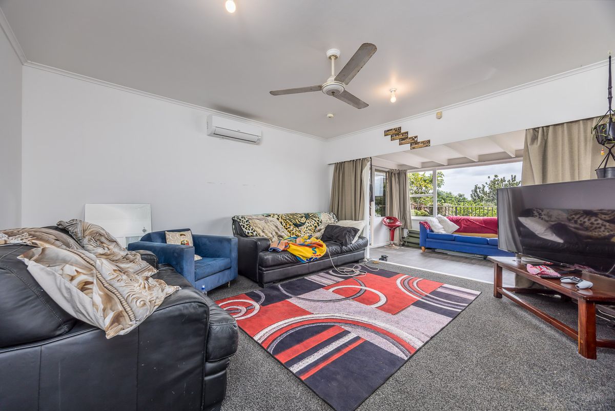 Sun-Soaked Sanctuary in the Trees - 453 Scenic Drive, Waiatarua