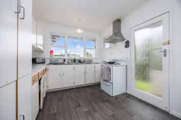 453 Scenic Drive, Waiatarua