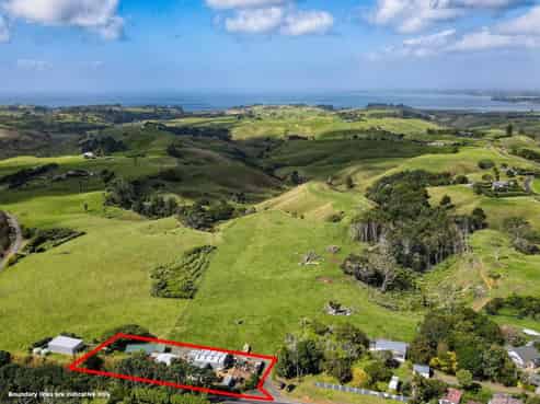 2160 Awhitu Road, Pollok