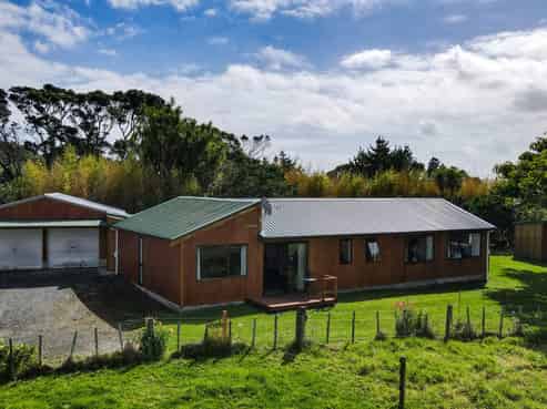 2160 Awhitu Road, Pollok