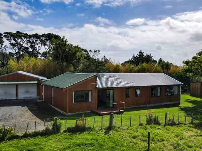 2160 Awhitu Road, Pollok