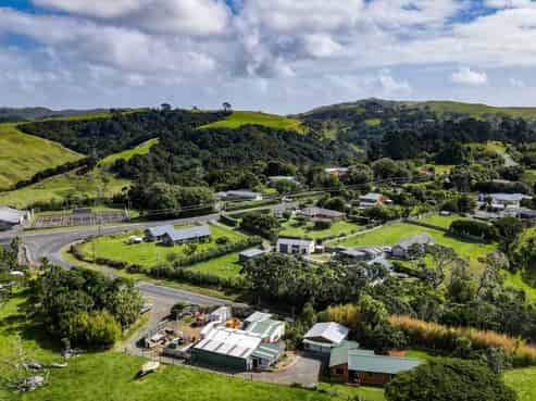 2160 Awhitu Road, Pollok