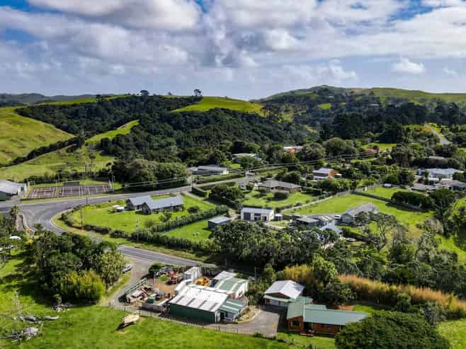 2160 Awhitu Road, Pollok