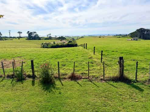 2160 Awhitu Road, Pollok