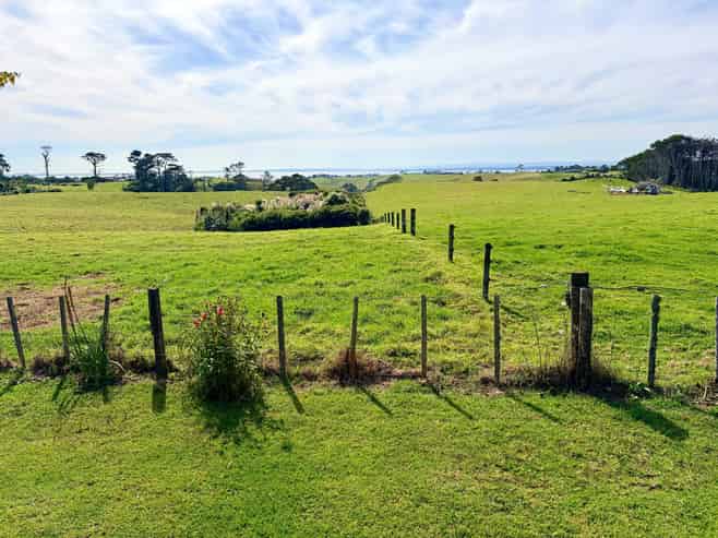 2160 Awhitu Road, Pollok