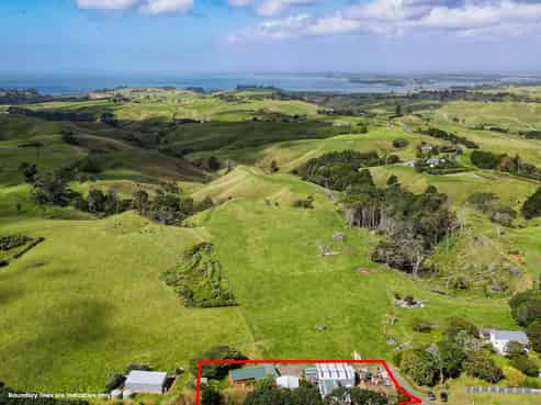 2160 Awhitu Road, Pollok