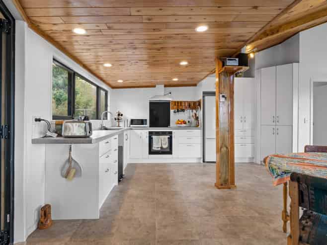 2160 Awhitu Road, Pollok