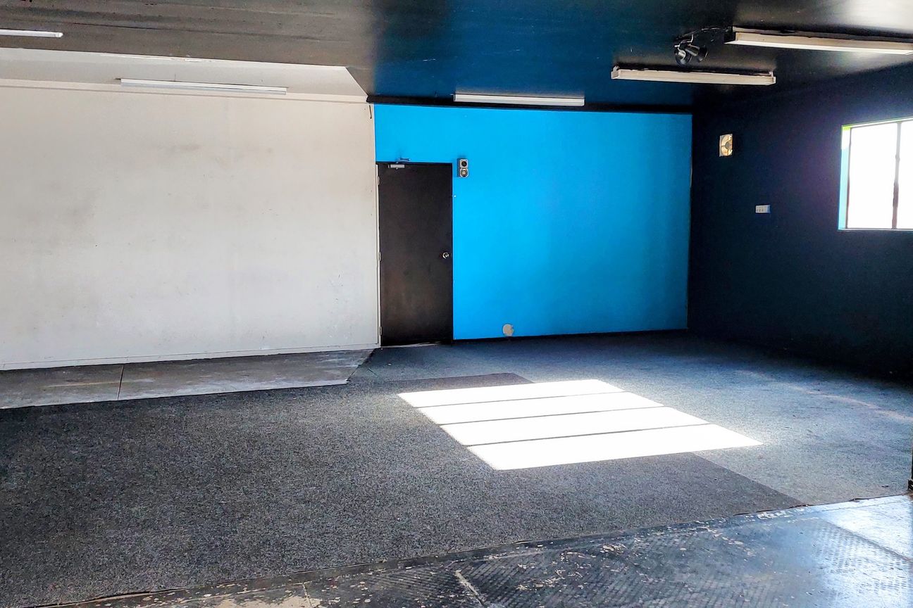 Mid-Size Warehouse Building & Economical Rent - Vista 4