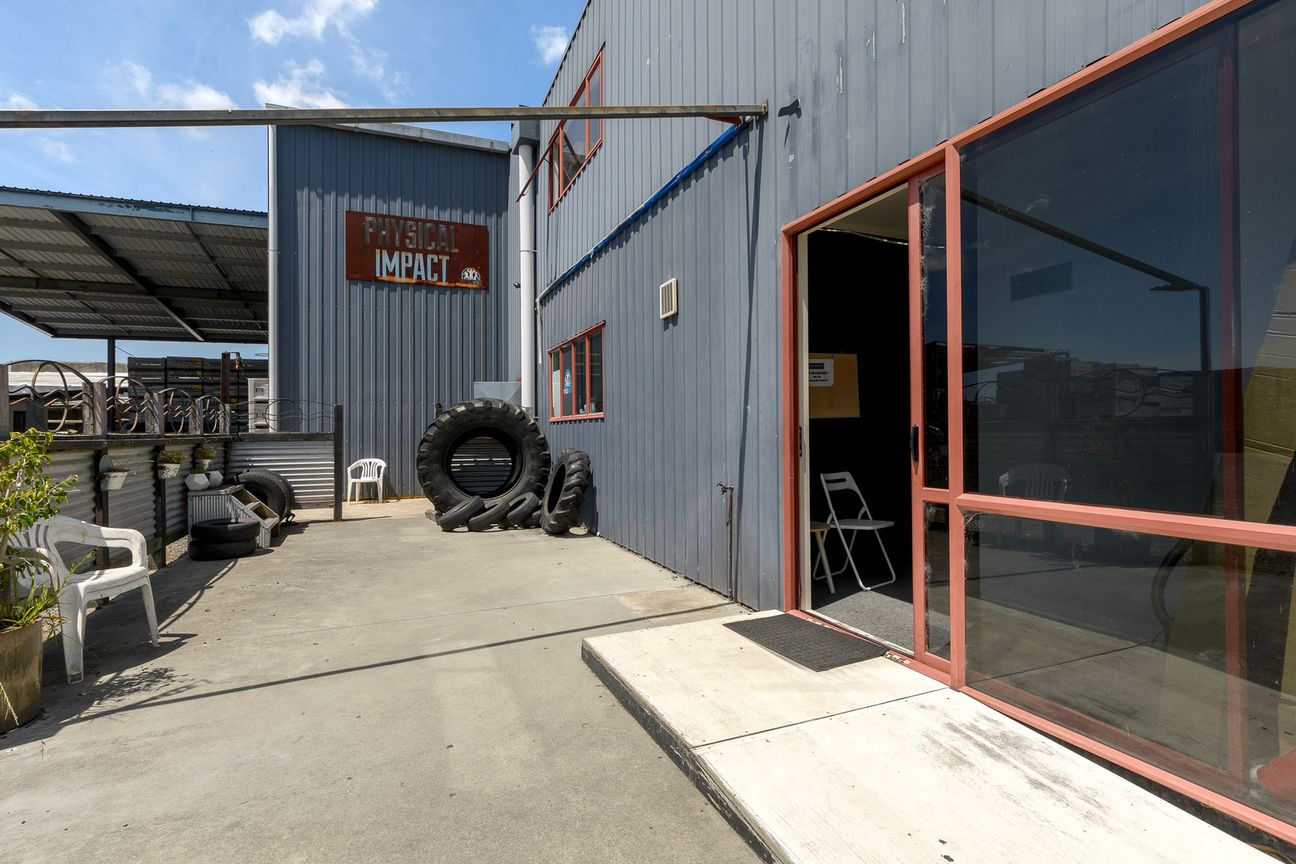Mid-Size Warehouse Building & Economical Rent - Altro