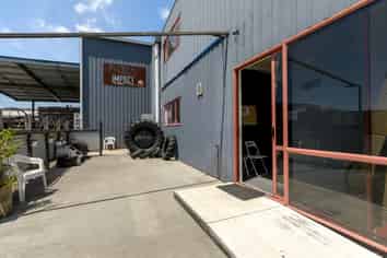 Mid-Size Warehouse Building & Economical  Rent