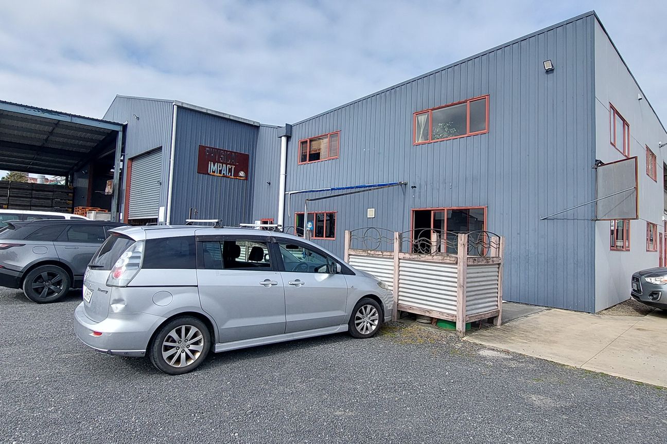 Mid-Size Warehouse Building & Economical Rent - Vista 5