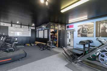 Mid-Size Warehouse Building & Economical  Rent