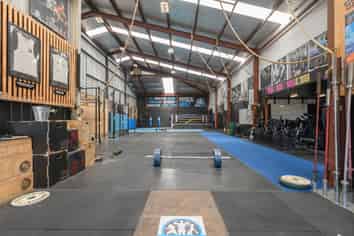 Mid-Size Warehouse Building & Economical  Rent