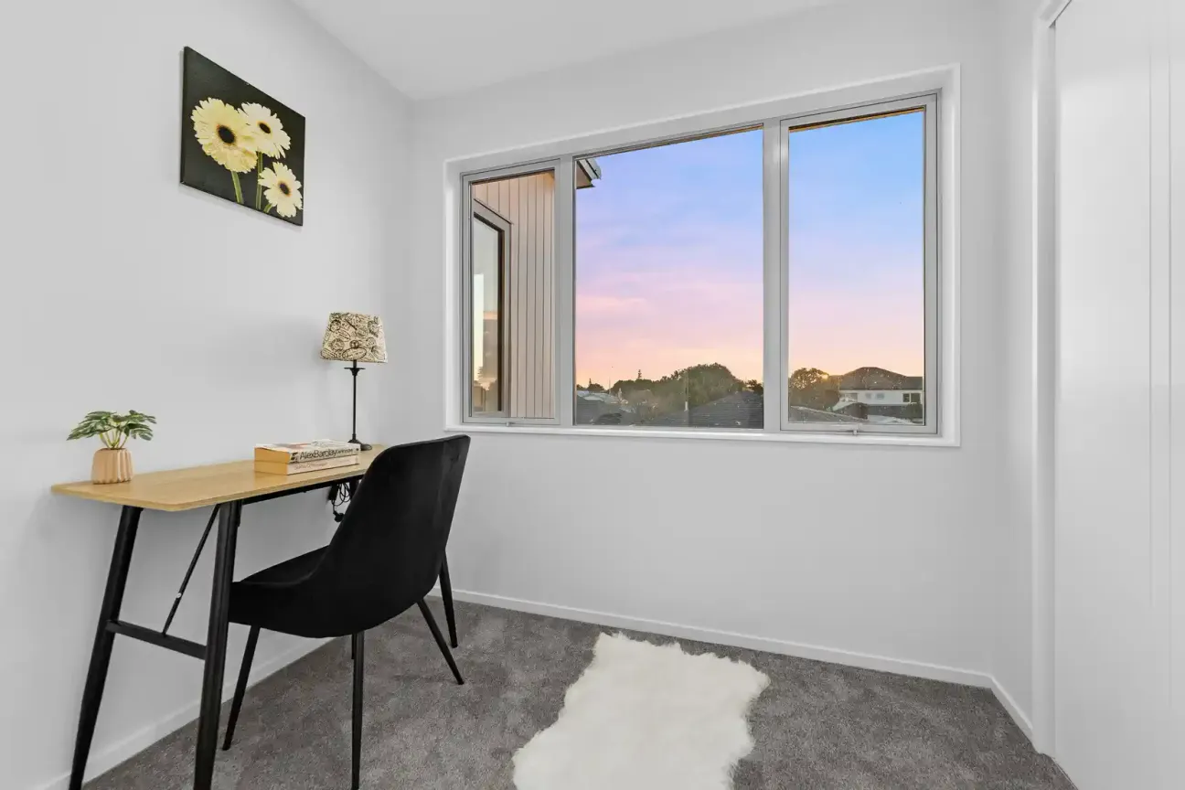 Corner Site Advantage | Brand New 3 Bed + Study - Más