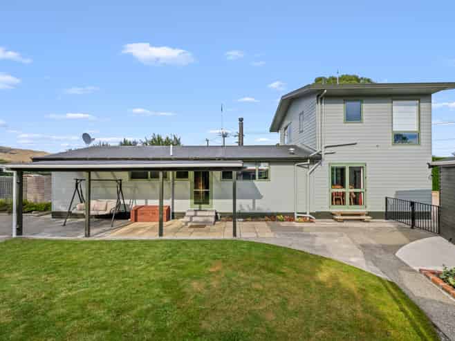 1 School Road, Riverlands