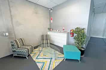 MODERNLEVEL 1 OFFICE IN FLAT BUSH
