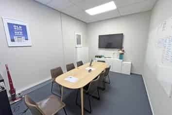 MODERNLEVEL 1 OFFICE IN FLAT BUSH
