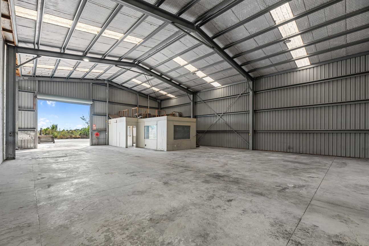 Hard working warehouse, with secure yard - Bild 4
