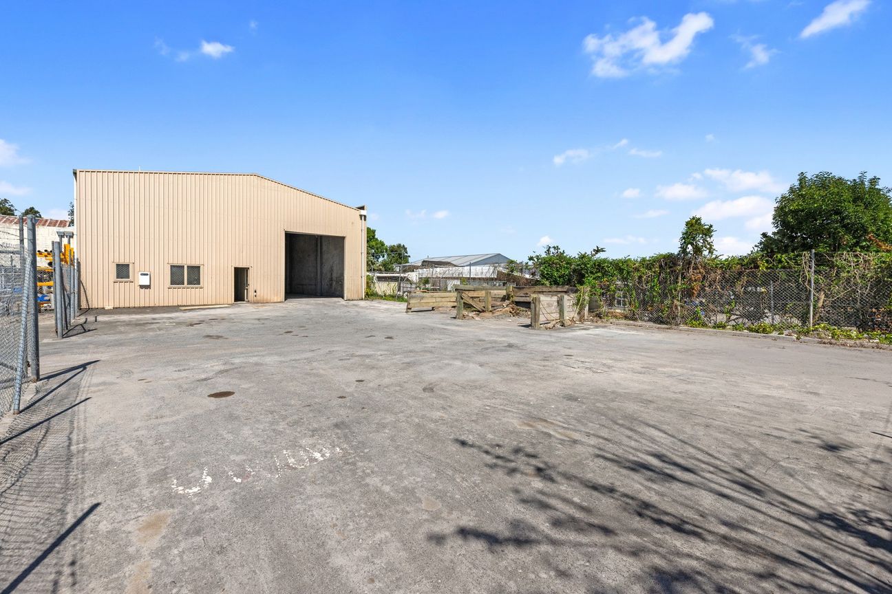 Hard working warehouse, with secure yard - Bild 3