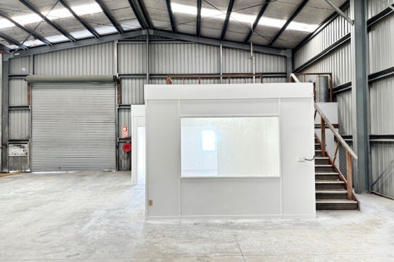 Hard working warehouse, with secure yard - Bild 6