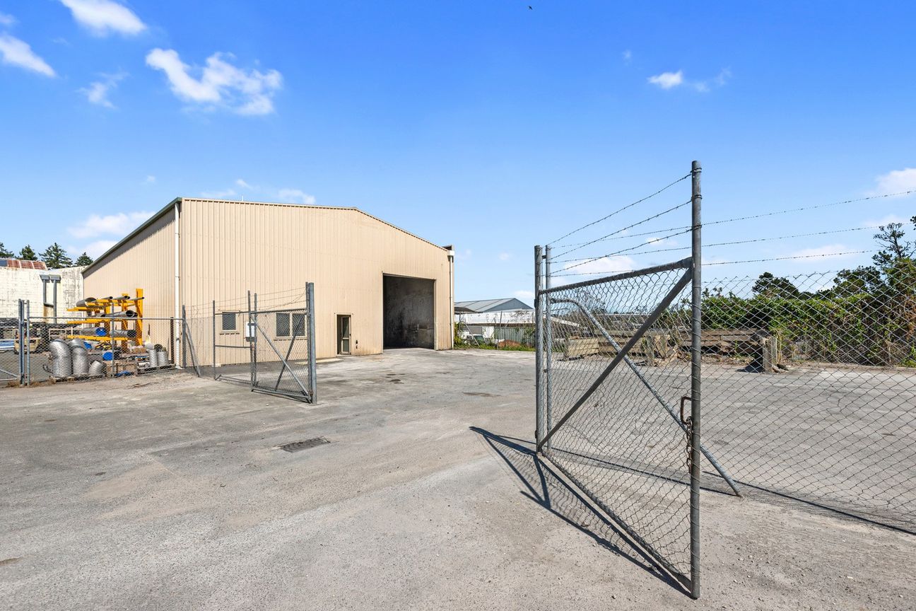 Hard working warehouse, with secure yard - Bild 2