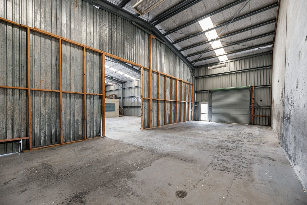 Hard working warehouse, with secure yard - Fler