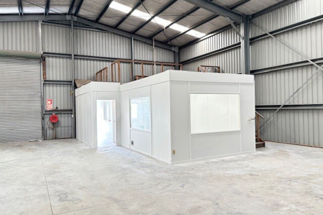 Hard working warehouse, with secure yard - Bild 5