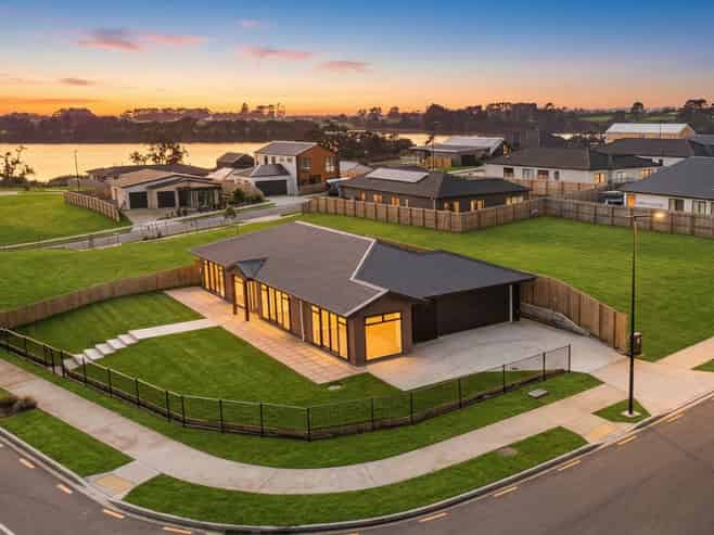 24 Tahuna Minhinnick Drive, Glenbrook