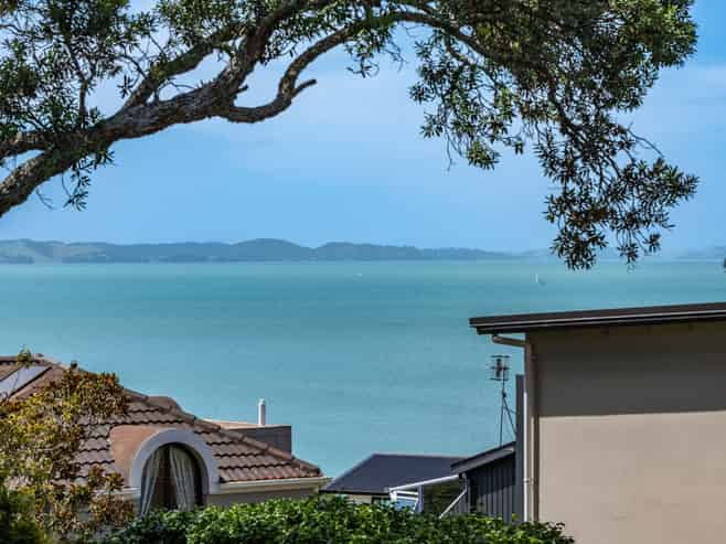 2 Glenoaks Rise, Mellons Bay