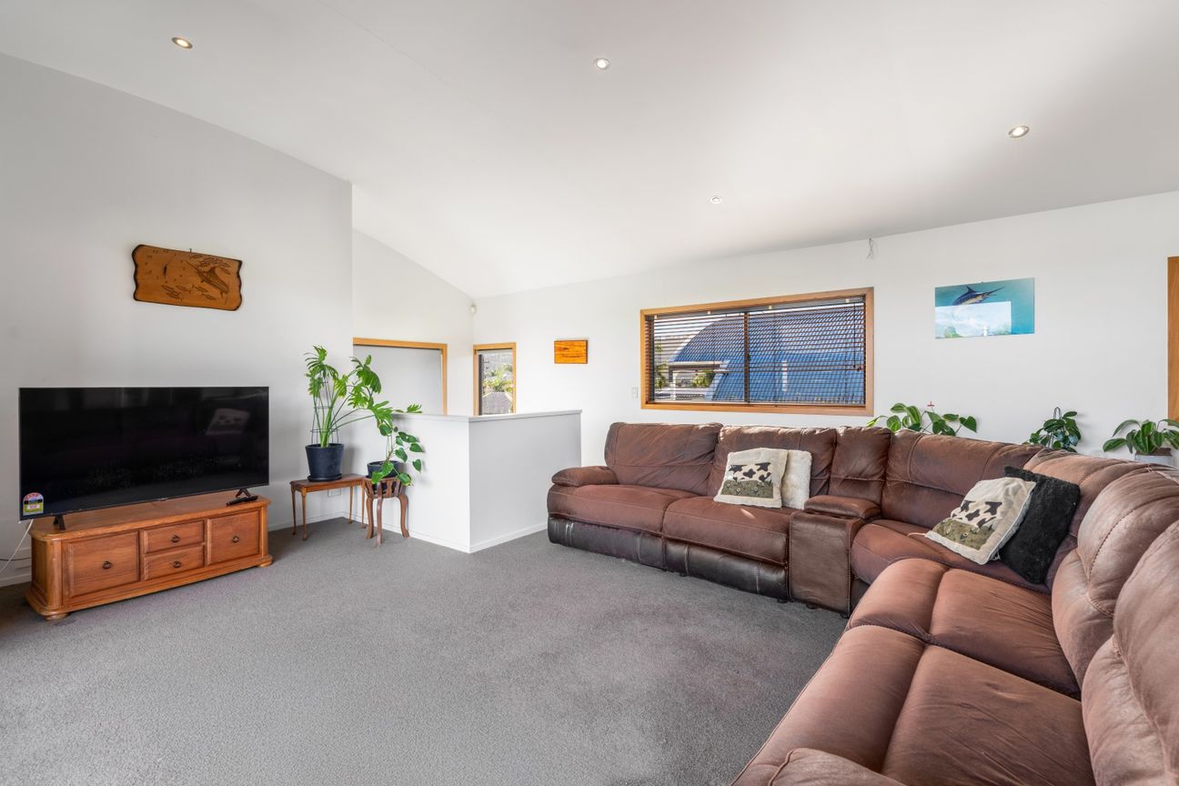 Priced to sell - over 100K below GV! - Vista 5