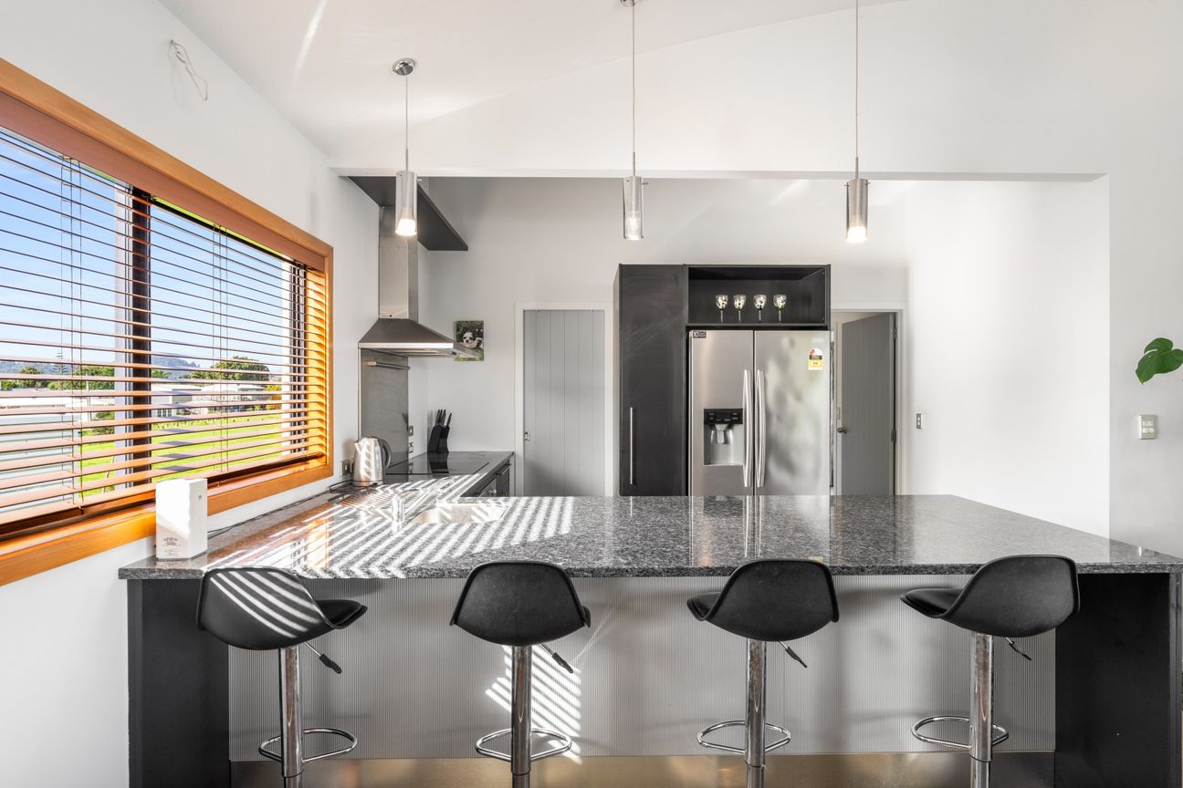 Priced to sell - over 100K below GV! - Vista 2
