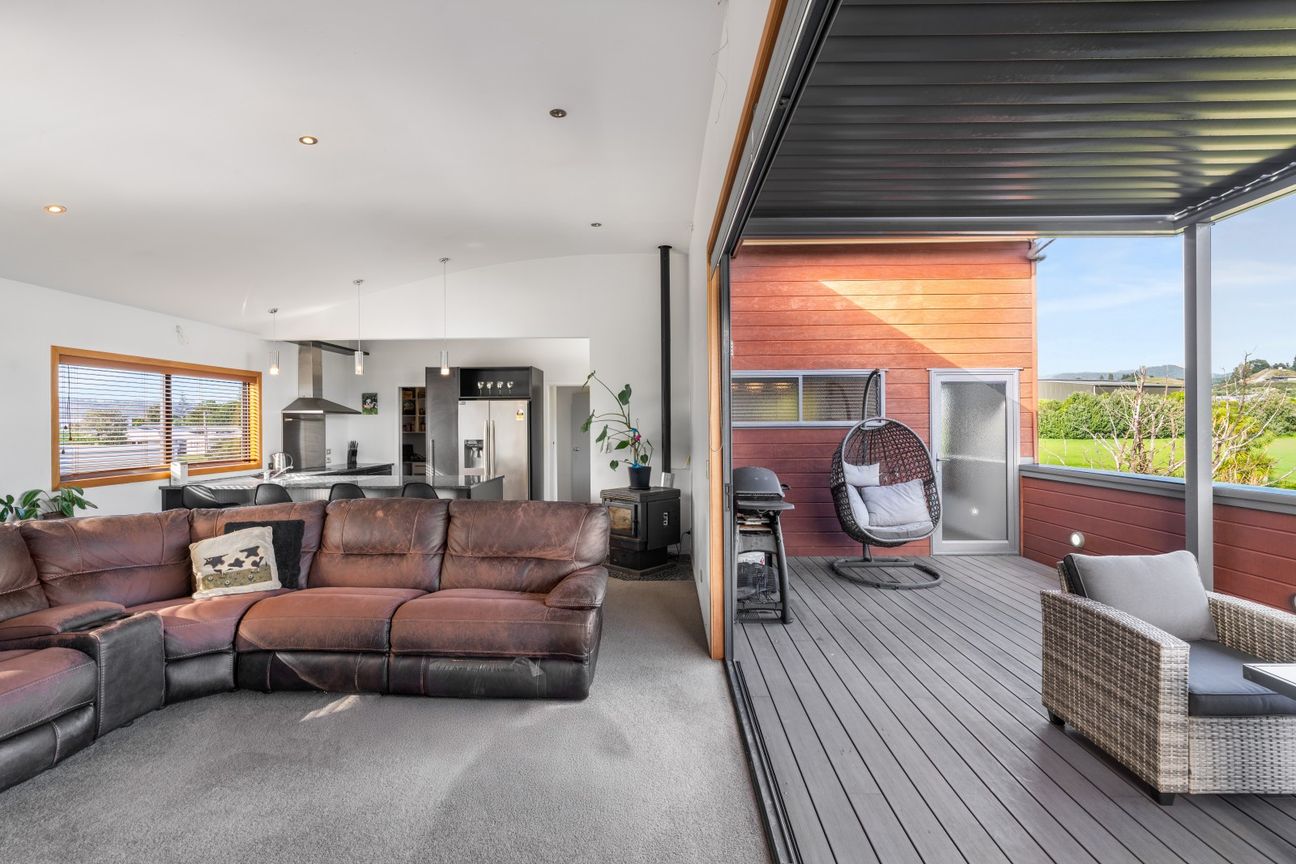 Priced to sell - over 100K below GV! - Vista 6