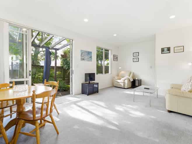 2/38 Fields Parade, Oteha