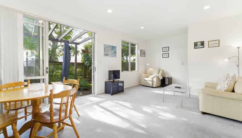 2/38 Fields Parade, Oteha