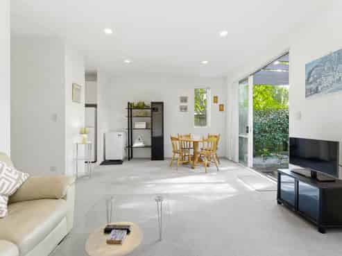 2/38 Fields Parade, Oteha