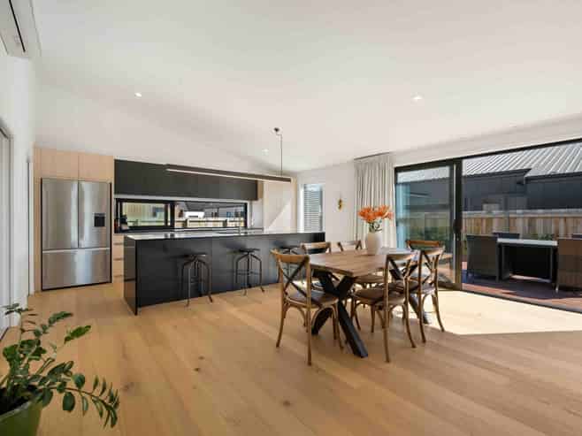 6 Moonstone Street, Albert Town