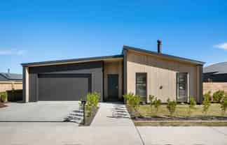 6 Moonstone Street, Albert Town