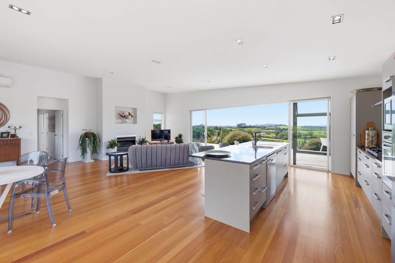 Designed for Living, Outstanding Buying – pohled 6