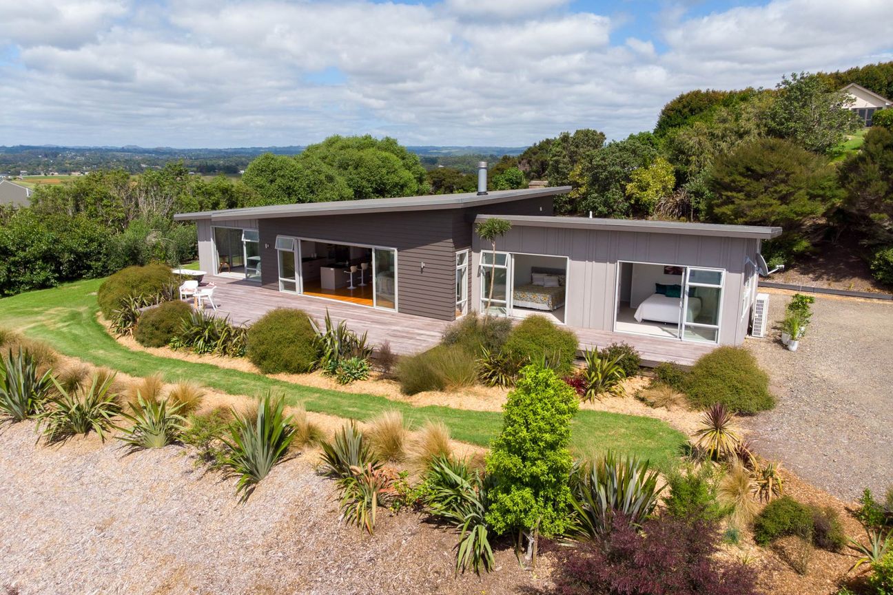 Designed for Living, Outstanding Buying – pohled 3