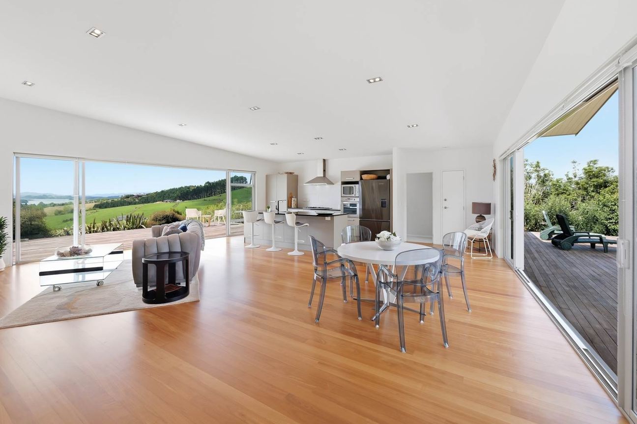 Designed for Living, Outstanding Buying – pohled 5